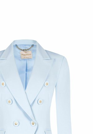 Blazer doppiopetto azzurro chiaro con bottoni decorati in oro e un'etichetta attaccata con una catena all'interno del colletto con la scritta "Rinascimento".