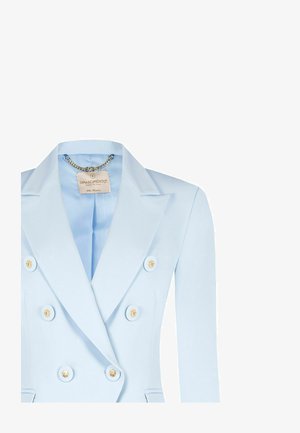 Blazer doppiopetto azzurro chiaro con bottoni decorati in oro e un'etichetta attaccata con una catena all'interno del colletto con la scritta "Rinascimento".