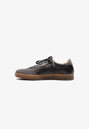 Sneaker aus Leder und Wildleder in einem dunkelgrauen Farbschema, mit runder Zehenpartie, flachen Schnürsenkeln und einer Sohle aus Gummi mit genähten Akzenten.