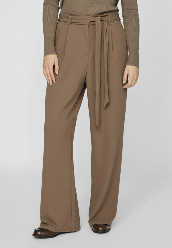 MIT WEITEM BEIN  - Stoffhose - fossil