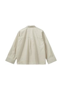 Cămașă cu dungi, în nuanțe de bej deschis și alb, cu mâneci lungi, croială relaxată și o spate cu o yoke subtilă cu gathered.