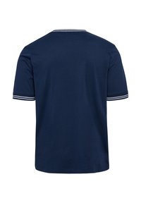 Mörkblå t-shirt i bomull med ribbad krage med vita ränder och korta ärmar. Slät textur med rak skärning.