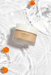 Lumene INVISIBLE ILLUMINATION [KAUNIS] INSTANT GLOW FRESH SKIN TINT - Hydratant teinté - universal medium