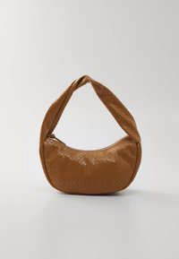 Geantă maro țesută cu finisaj lucios, siluetă curbată și bretea împletită, prevăzută cu închidere cu fermoar și model texturat.