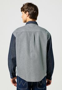 Wrangler CASEY COLORBLOCK SHIRT - Camisa - mixed denim