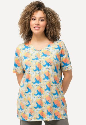 Korte mouwen V-hals top met een kleurrijk abstract patroon in oranje, blauw en geel, gemaakt van een zachte, lichte stof.