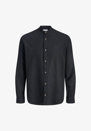 Čierna pánska košeľa s dlhým rukávom, stojacím golierom a zapínaním na predné gombíky, obsahuje sedem drevených gombíkov.