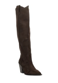 Botas de ante marrón por encima de la rodilla con punta afilada y tacón cuadrado, que presentan costuras decorativas y un borde superior moldeado.