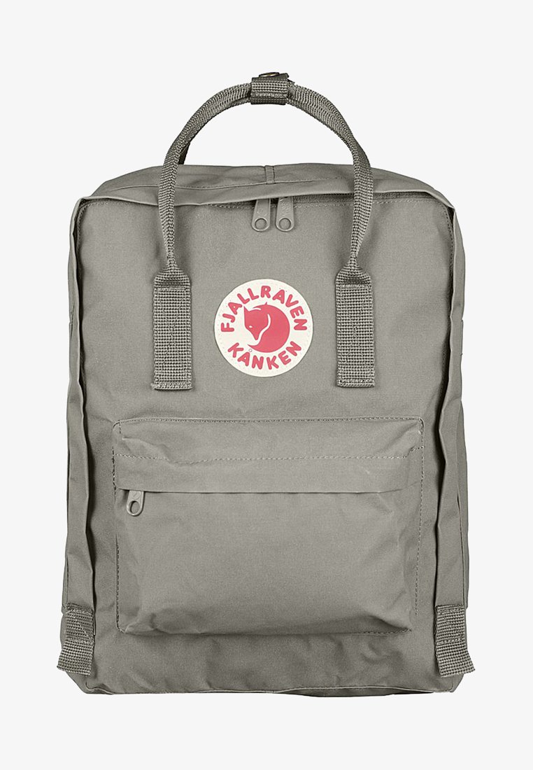 Sac à dos gris de forme rectangulaire, fabriqué en tissu durable. Il dispose d'une poche avant, de deux poignées supérieures et d'un logo circulaire rouge et blanc.