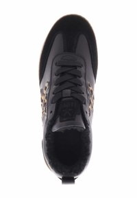 Baskets en cuir noir avec des accents en imprimé léopard, des détails en suède texturé, un système de laçage à l'avant et une doublure en peluche pour plus de confort.