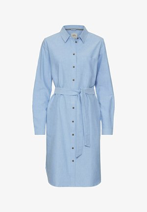 Himmelblaues Hemdkleid aus Baumwolle mit langen Ärmeln, Knopfleiste, Kragen, einer Brusttasche und einem passenden Stoffgürtel in der Taille.