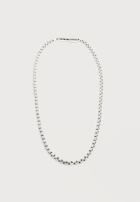 Ασημένιο κολιέ αλυσίδα με κουτί, με λείο, ορθογώνιο κούμπωμα, απλωμένο σε λευκό φόντο.