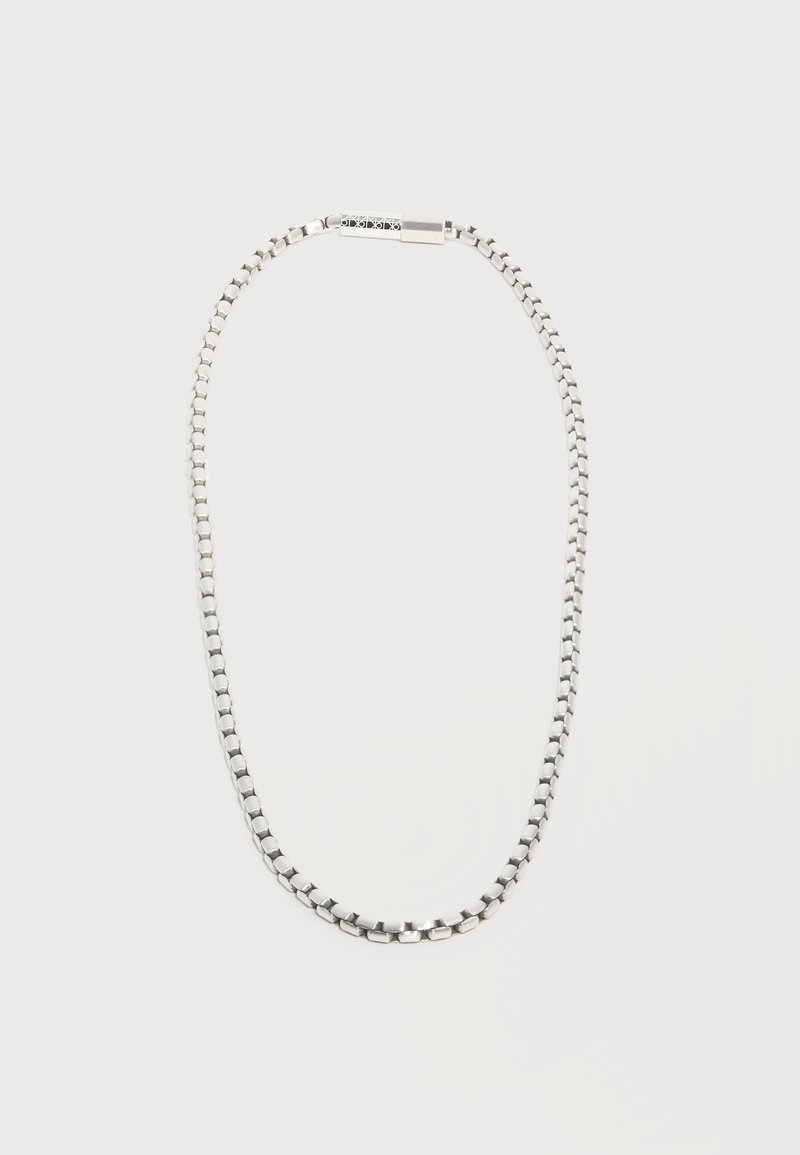 Ασημένιο κολιέ αλυσίδα με κουτί, με λείο, ορθογώνιο κούμπωμα, απλωμένο σε λευκό φόντο.