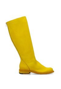 Hoge gele leren laars met platte zool en ritssluiting aan de zijkant, ontworpen voor kniehoogte.
