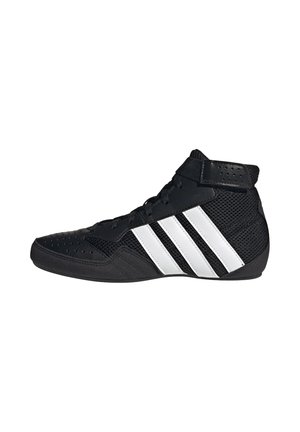 Černá vysoká sportovní bota s bílými třemi pruhy na straně, šněrováním vpředu a perforovanými oblastmi na špičce a kotníku.