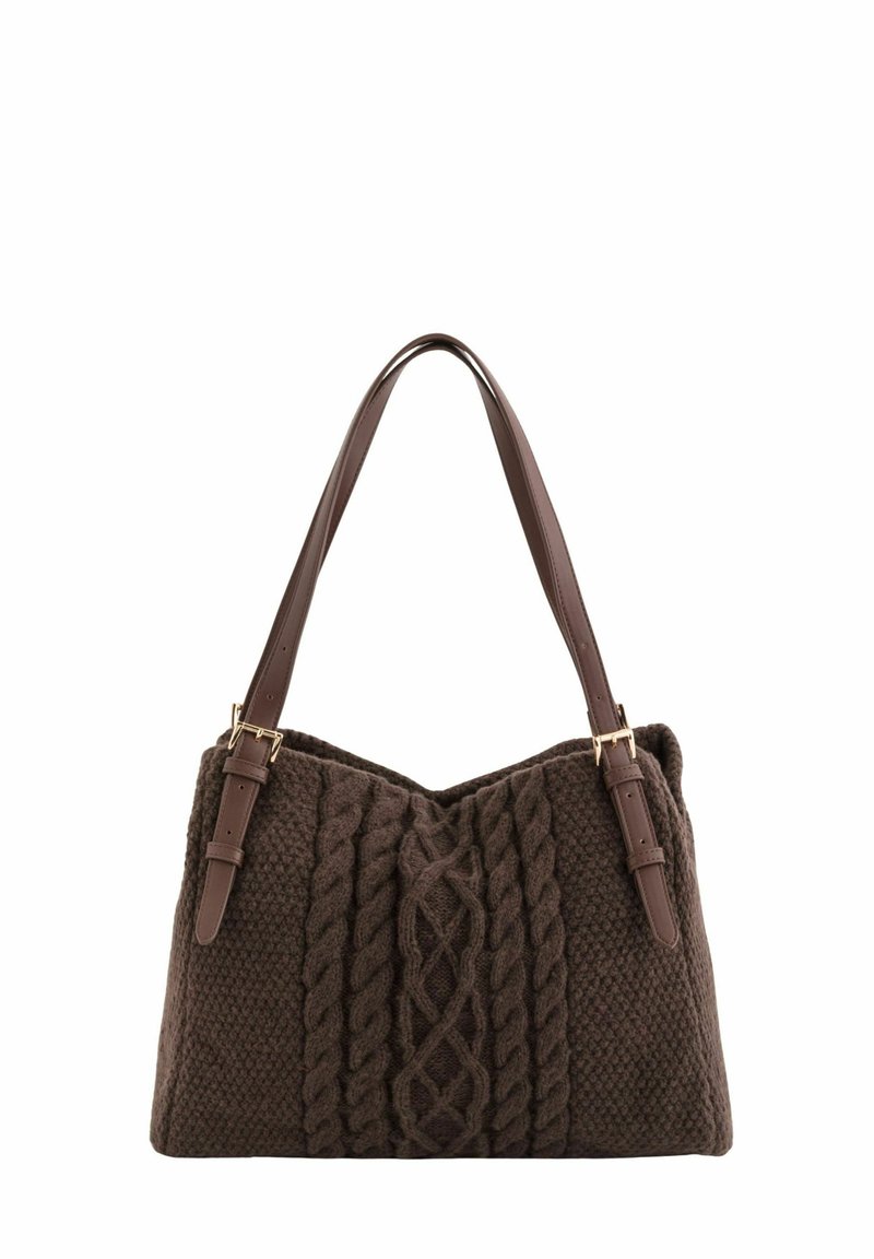 Bolso de mano marrón tejido con una superficie texturizada. Presenta patrones trenzados, dos asas de cuero y detalles en metal dorado.