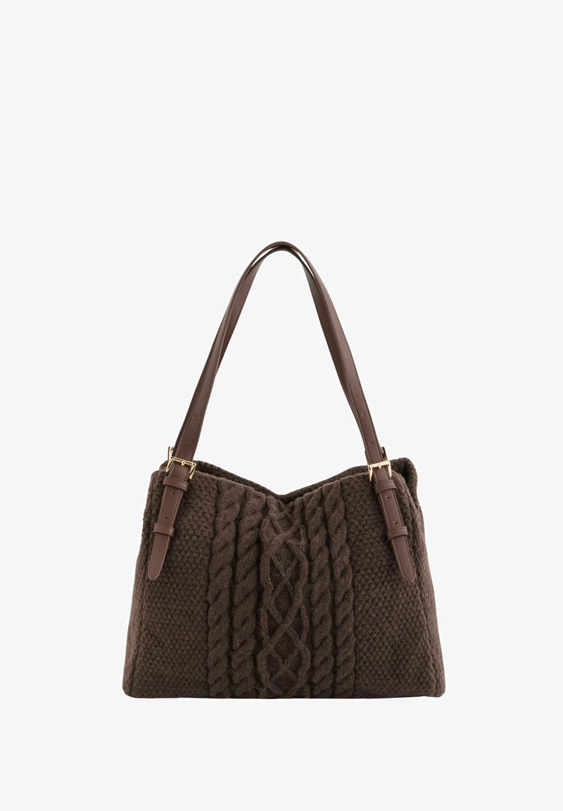 Bolso de mano marrón tejido con una superficie texturizada. Presenta patrones trenzados, dos asas de cuero y detalles en metal dorado.