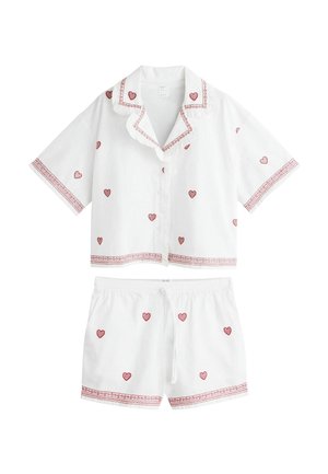 Weißes kurzärmeliges Pyjama-Set mit roten, bestickten Herzen und gemustertem Saum, bestehend aus einem Hemd mit Knopfleiste und Kragen sowie passenden Shorts.