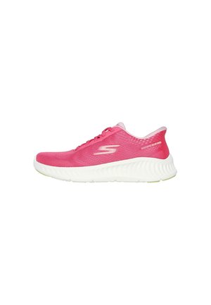Zapatilla deportiva rosa con parte superior de malla, diseño con cordones y media suela blanca con un patrón texturizado en forma de ola. Logo de la marca en el lateral.