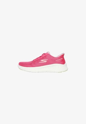 Zapatillas Skechers en malla de color rosa brillante con suela acolchada blanca. Cuentan con cordones, parte superior texturizada y branding en el talón.
