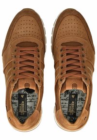 Sneakers in pelle marrone con un design perforato, punta rotonda e dettagli testurizzati. Comprendono lacci marroni e una suola bianca a contrasto.