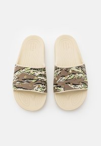 Crocs CLASSIC PRINTED CAMO UNISEX - Pantoletai - bone