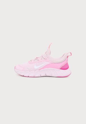 Lyserød atletisk sneaker med hvid Nike-logo, mesh-overdel og lagdelt sål, vist fra siden på en ensfarvet baggrund.