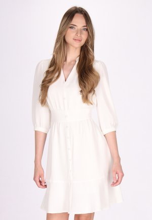 Witte dress met knopen en driekwart mouwen, elastische taille en uitlopende zoom. Gladde textuur met een lichtgewicht stof voor comfortabel draaggemak.