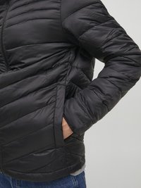 Jack & Jones JJEHERO PUFFER HOOD - Zimní bunda - black