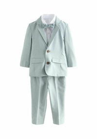 Svetlo modro oblačilo za malčke z blazerjem, ujemajočimi hlačami, belo srajco in metuljčkom na belem ozadju.