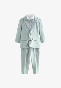 Traje para niño pequeño azul claro con blazer, pantalones a juego, camisa blanca y corbatín sobre fondo blanco.