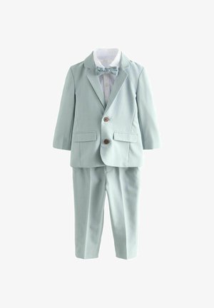 Világoskék kisgyermek öltöny blézerrel, hozzáillő nadrággal, fehér inggel és csokornyakkendővel fehér háttéren.