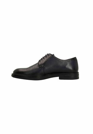 Schwarze Leder-Oxford-Schuhe mit Schnürung, runder Zehenform und strukturiertem Finish. Merkmale sind ein niedriger, flacher Absatz und ein minimalistisches Design.