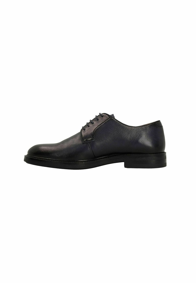 Zwarte leren oxford schoenen met veters, ronde neus en een gestructureerde afwerking. Beschikt over een lage, platte hak en een minimalist ontwerp.