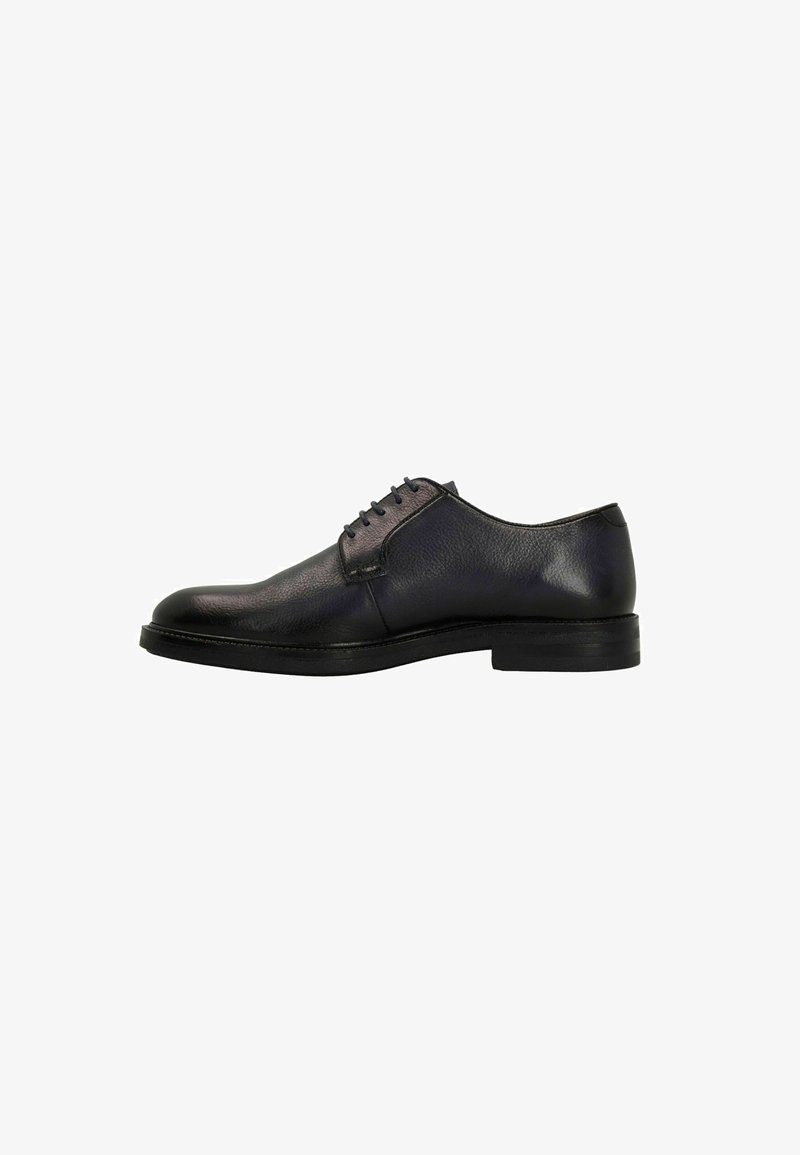 Zwarte leren oxford schoenen met veters, ronde neus en een gestructureerde afwerking. Beschikt over een lage, platte hak en een minimalist ontwerp.