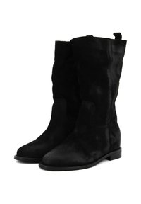 Stivali alti in suede nero con punta arrotondata, suola piatta e pannelli laterali elasticizzati per una facile calzata; texture liscia e design pulito.