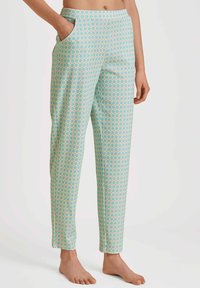 Lichte, turquoise broek met een herhalend geometrisch patroon in koraal en wit. Inclusief zijzakken en een slim fit ontwerp.