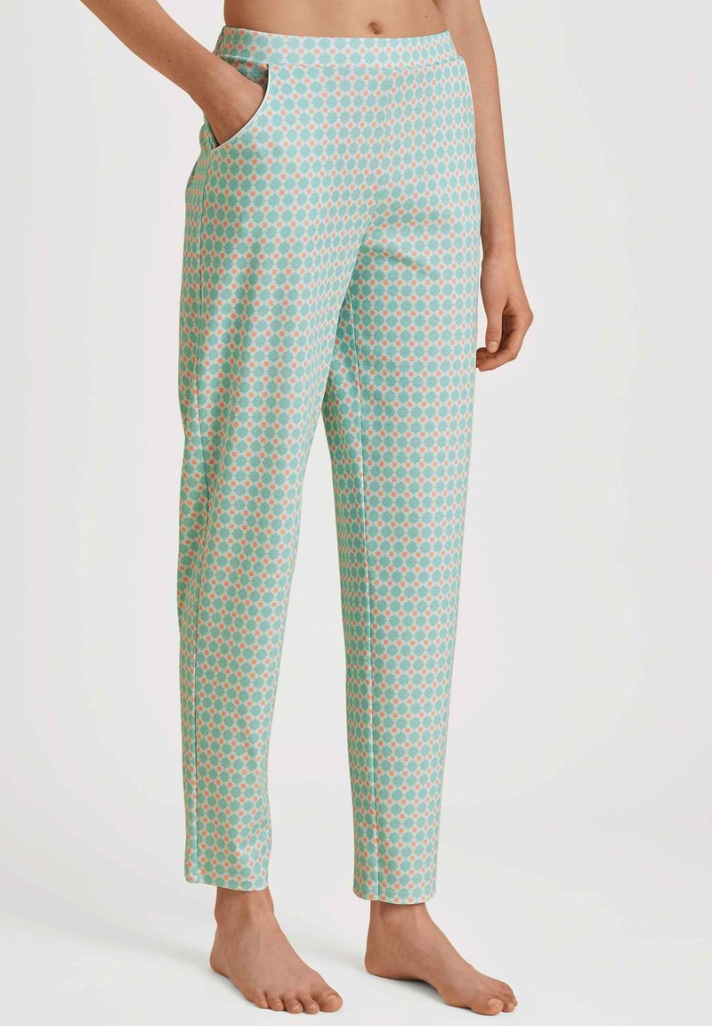 Lichte, turquoise broek met een herhalend geometrisch patroon in koraal en wit. Inclusief zijzakken en een slim fit ontwerp.