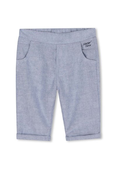 Shorts en denim gris avec un ourlet replié, deux poches avant et un détail logo cousu sur la taille. Texture douce et design décontracté.