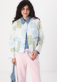 ONLY ONLELVIRA JACKET - Lengva striukė - cool blue