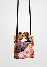 Liten tygväska med veck, med färgglatt abstrakt blommönster och skrynkligt handtag, hängande i en tunn svart rem.