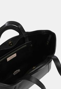 Borsa tote in pelle nera con finitura testurizzata, interno spazioso, tasca con zip e chiusura a scatto. Presenta doppi manici per un facile trasporto.