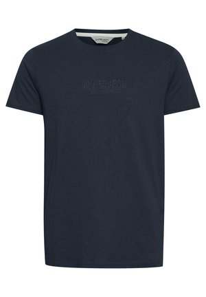 Navyblaue Baumwoll-T-Shirt mit Rundhalsausschnitt. Mit tonal gesticktem Text: „11 PROJECT. DENMARK EST. 2020“ auf der Vorderseite. Kurze Ärmel.