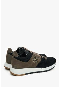 Czarne i brązowe sneakersy z zamszowej i siateczkowej cholewki, z gumową podeszwą, zaokrąglonym czubkiem i charakterystycznym logo po boku.