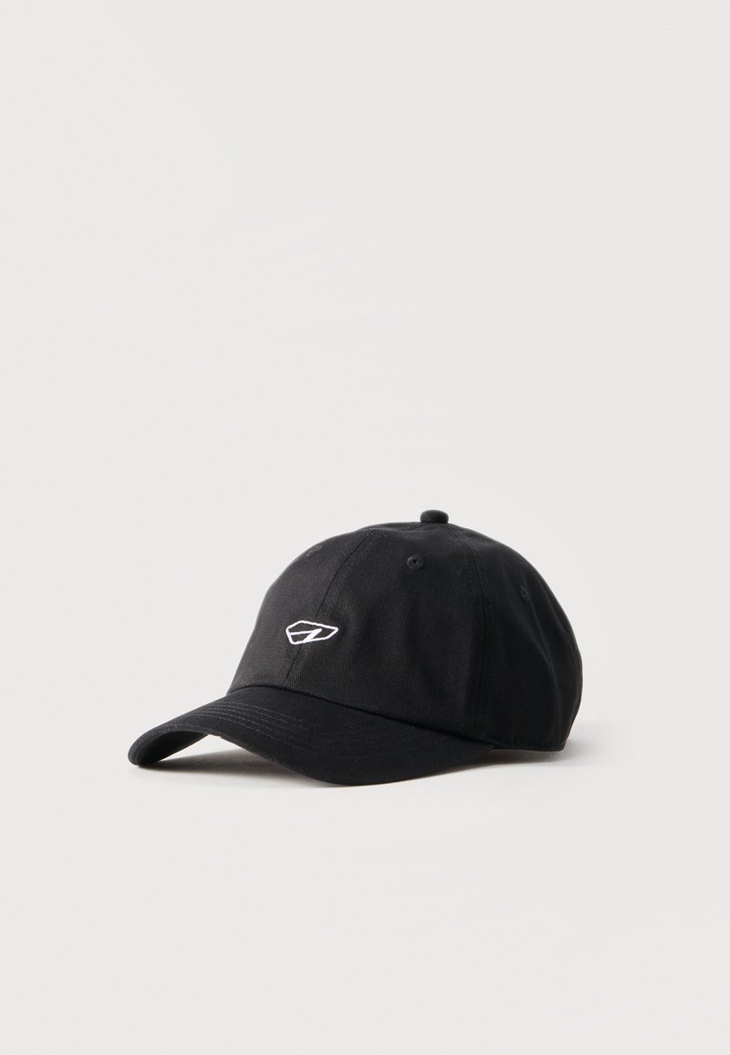 Μαύρο καπέλο μπέιζμπολ με καμπύλο γείσο και μικρό άσπρο κεντημένο γεωμετρικό λογότυπο στο μπροστινό μέρος, τοποθετημένο σε απλό φωτεινό φόντο.