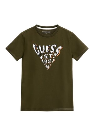 Oliwkowa koszulka z krótkim rękawem, okrągłym dekoltem i przetartym białym i pomarańczowym trójkątnym logo „GUESS EST 1981” na froncie.