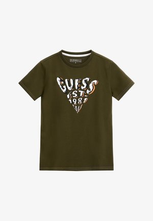 Olivengrøn kortærmet t-shirt med rund halsudskæring og et slidt hvidt og orange trekantet "GUESS EST 1981" logo foran.
