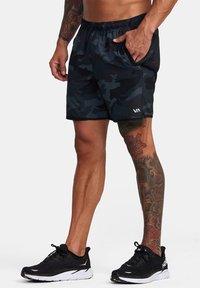 Sorte camo badeshorts med elastisk talje og side lommer. Materialet er let; har et kontrastlogo på venstre ben.