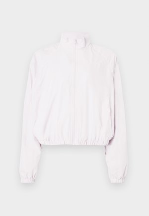 Chaqueta corta y ligera en rosa claro, con cuello alto, cierre completo con cremallera, puños elásticos y textura suave y mate.