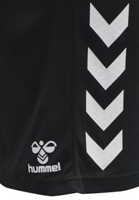 Shorts de sport noirs en tissu léger avec des chevrons blancs en diagonale et un logo. Texture lisse, design ajusté.